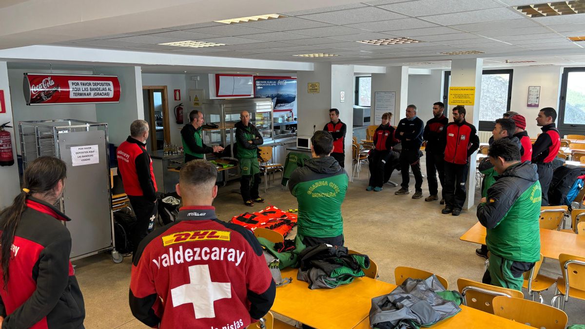 Formación en primeros auxilios del personal de Valdezcaray con el GREIM de la Guardia Civil