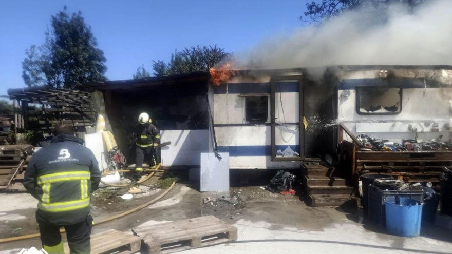 El incendio se declaró este martes en unas construcciones en Llanera.