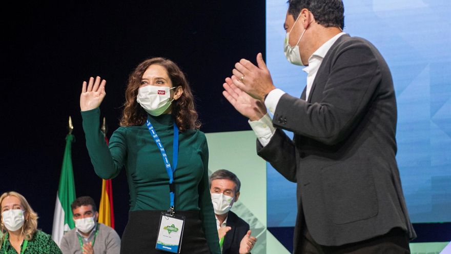 El presidente de la Junta de Andalucía Juan Manuel Moreno Bonilla, y la presidenta de la Comunidad de Madrid Isabel Díaz Ayuso, durante el 16 Congreso Autonómico del PP andaluz