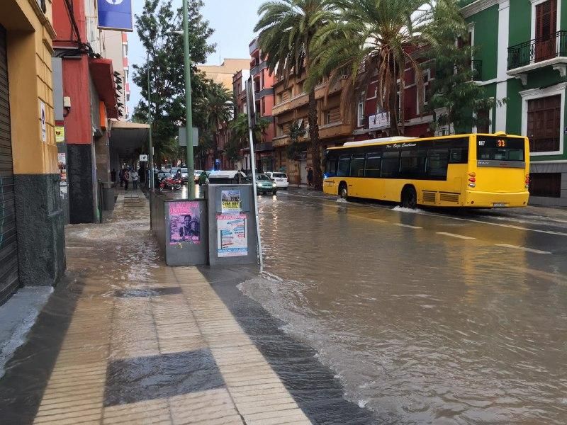 Alcantarillas desvordadas en la calle Primero de Mayo, de LPGC. (Canarias Ahora).