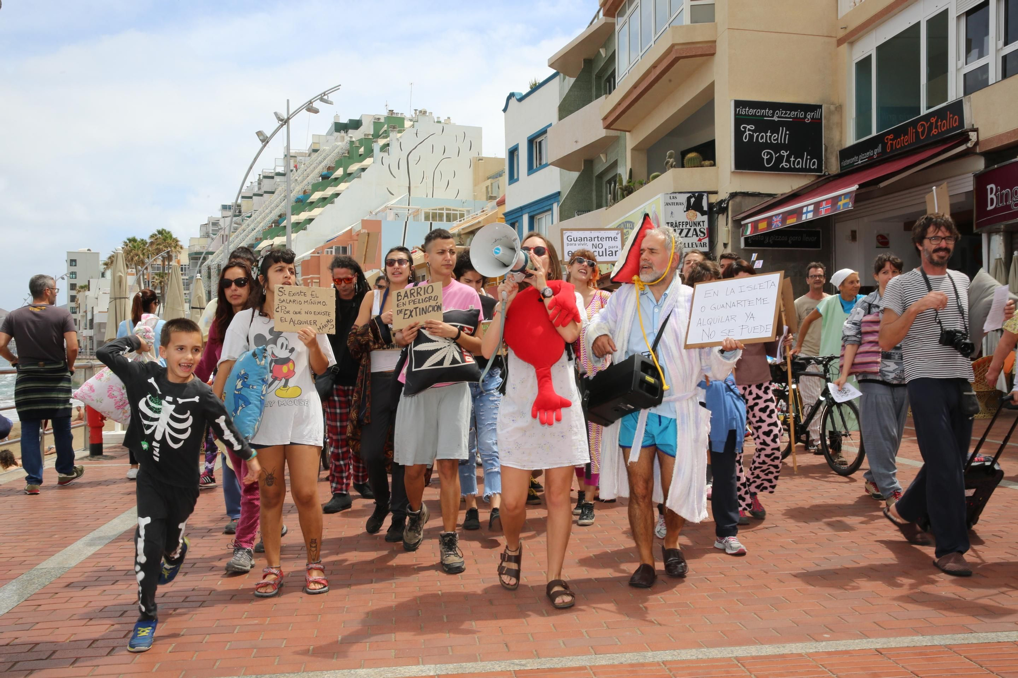 Marcha en Las Canteras para protestar por la turistificación