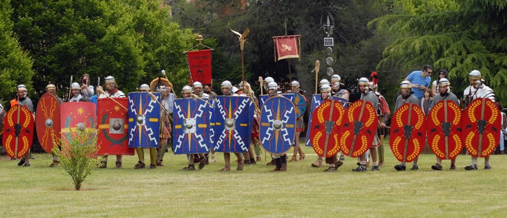 Recreadores de legionarios romanos, con apariencia cercana a la época de las guerras civiles de Augusto.