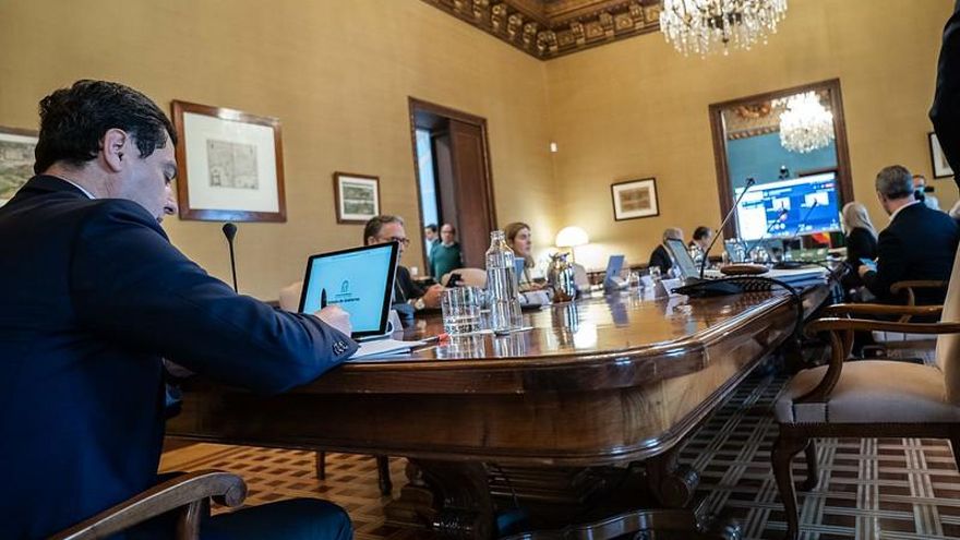 El presidente Juan Manuel Moreno, en el último Consejo de Gobierno con muchos consejeros ausentes.