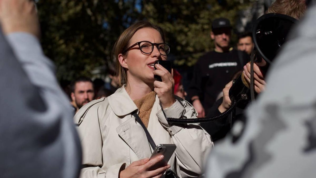 La abogada rusa exiliada en España Anastasia Burakova, durante una protesta en Tbilsi..
