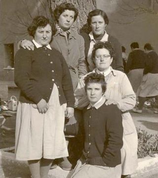 Juana Doña, Mari Blázquez, Mercedes Gómez Otero y Esperanza Martínez en el patio de la prisión de Alcalá en 1961
