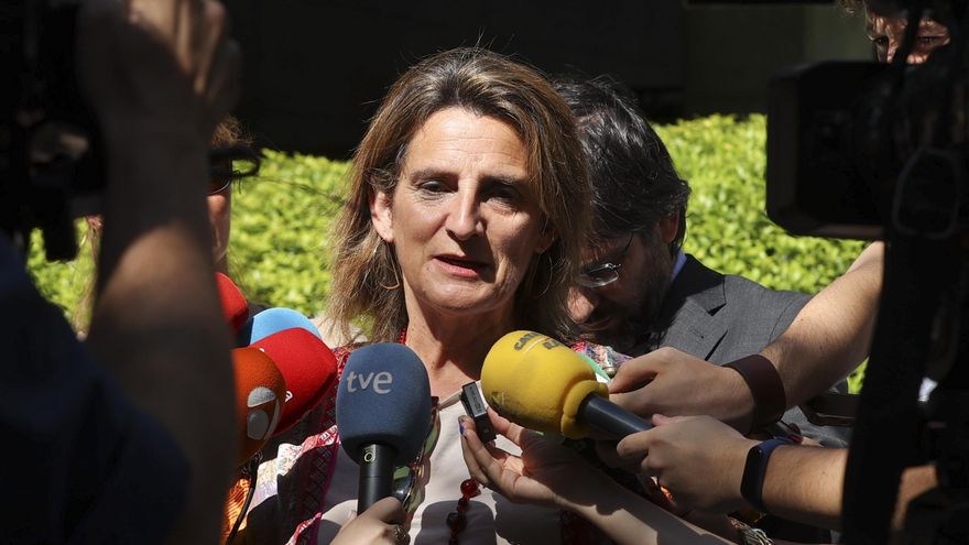 La vicepresidenta del Gobierno y ministra para la Transición Ecológica y el Reto Demográfico, Teresa Ribera, atiende a los medios de comunicación para hacer una valoración de diversos asuntos de actualidad política, este martes. EFE/ Kiko Huesca