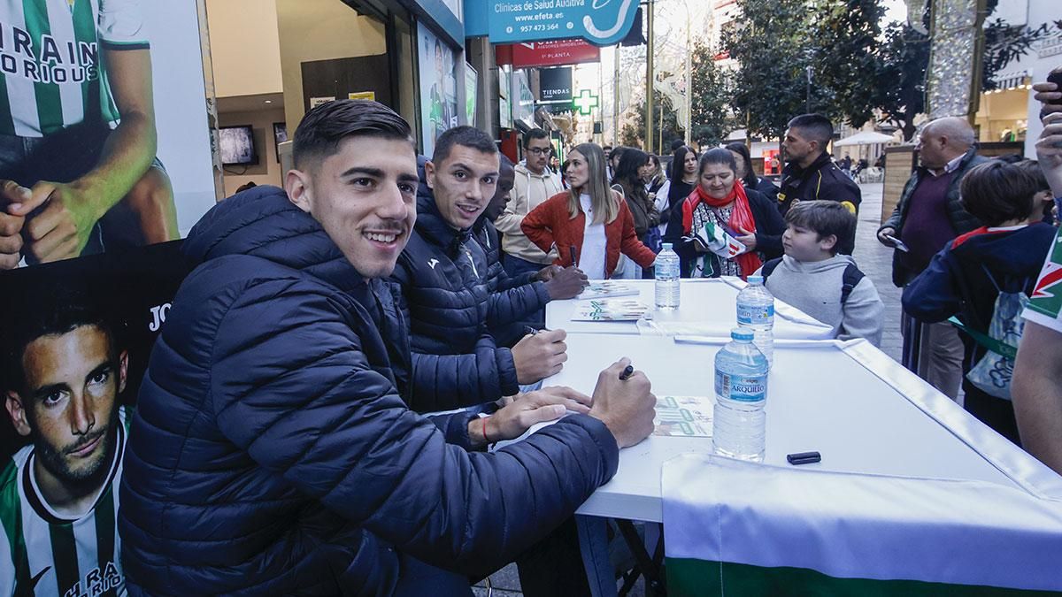 Requena, Fuentes y Fomeyem firman autógrafos en la tienda del Córdoba CF