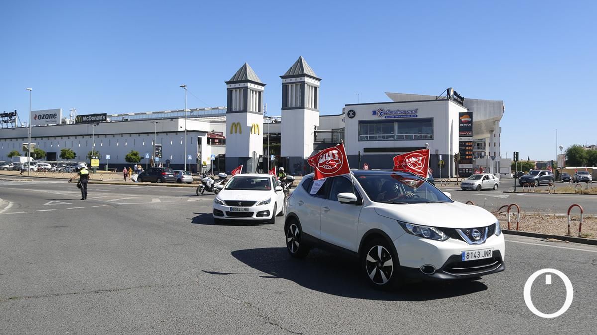 Caravana de vehículos para mostrar su disconformidad con la apertura de comercios en domingos y festivos