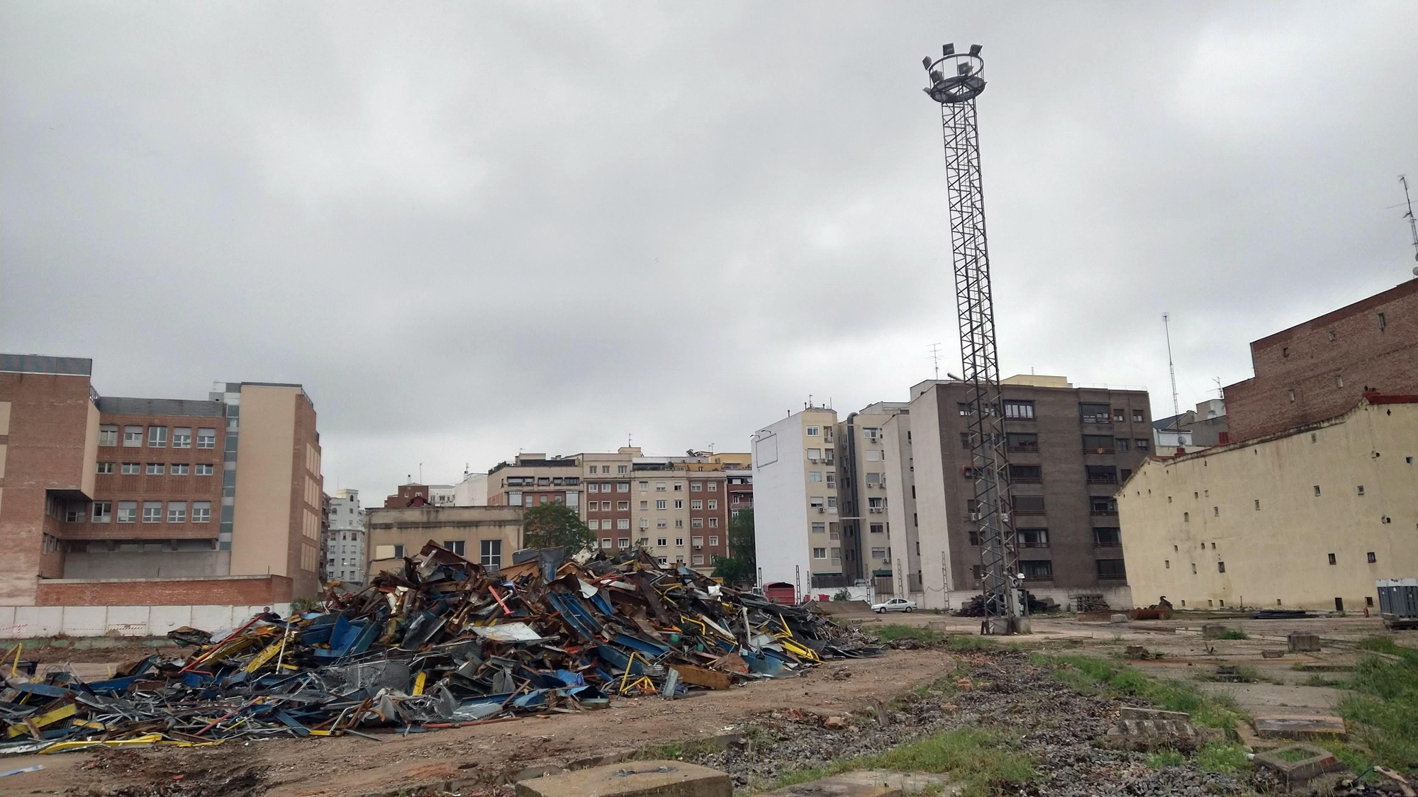 Amasijos de hierros en mitad de la demolición de Cocheras