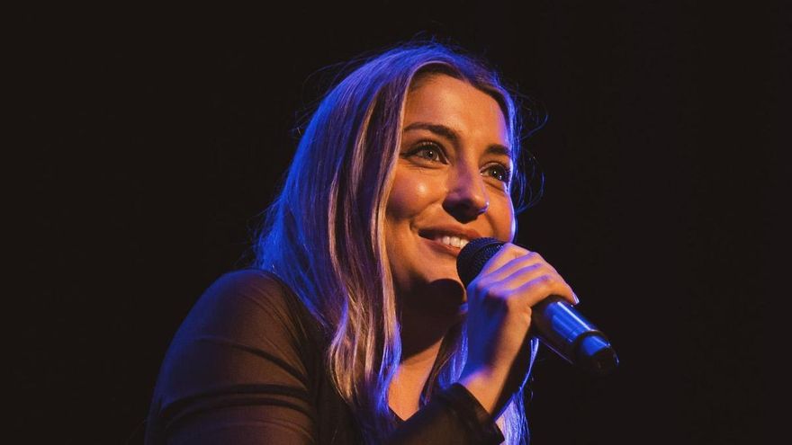 Marina Lobo, la joven voz leonesa en la radio que pone una nota de humor a la actualidad junto a Héctor de Miguel