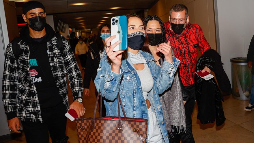 Marta Peñate, Ainhoa Cantalapiedra, Anuar Beno y Rubén S. Montesinos en el aeropuerto rumbo a 'Supervivientes 2022'