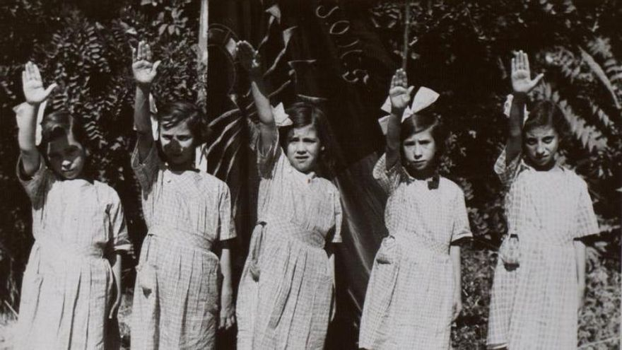 Varias niñas haciendo el saludo fascista en uno de los hogares infantiles del Auxilio Social de Falange durante el franquismo.