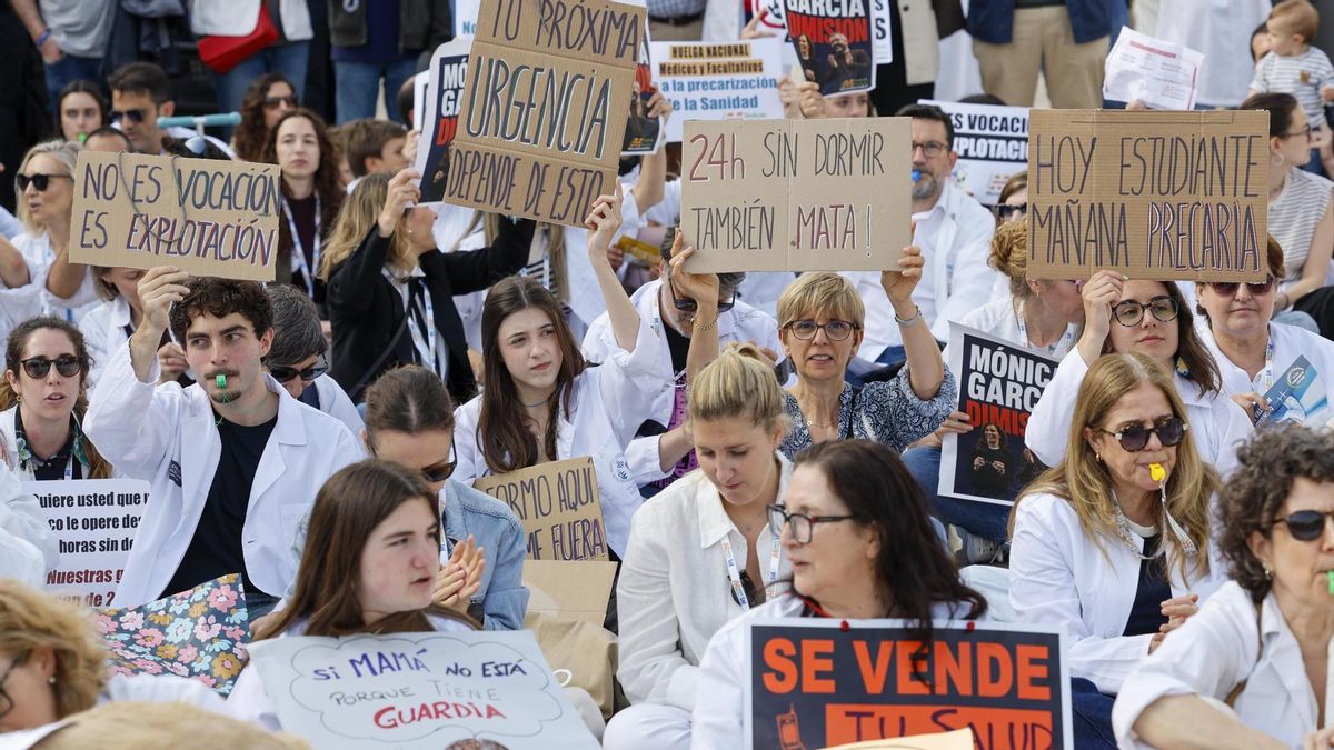 Una marea de batas blancas pide mejoras laborales y profesionales para el colectivo médico