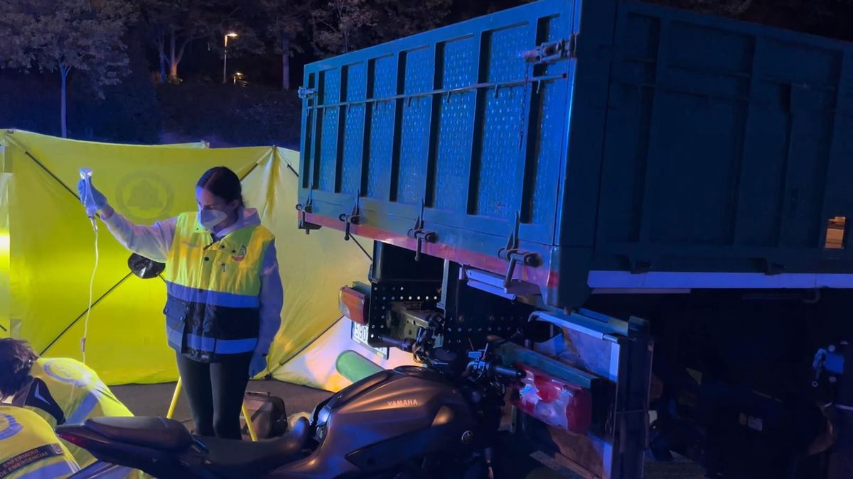 Muere un joven motorista después de chocar contra un camión parado en medio de una calzada de Arganzuela