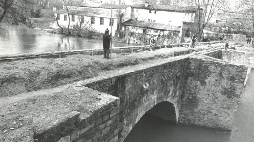 Reparación del puente de Curtidores, zona de Corralillos, en la Rochapea, 1986
