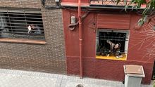 Mercedes y Luz saludan desde sus ventanas para una foto tomada desde la casa de enfrente.