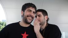 Los integrantes del grupo español Estopa David (i) y José Muñoz posan durante una entrevista con Efe en Ciudad de México (México).