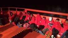 Rescatados 18 varones de origen magrebí de una patera localizada al sureste de la isla de Alborán