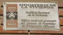 El yugo y las flechas del franquismo sobreviven en las fachadas de España
