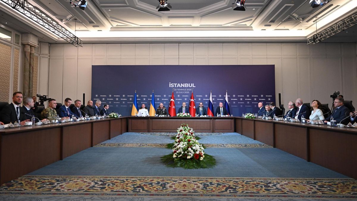 Las delegaciones de Rusia y Ucrania reunidas en Estambul durante una nueva ronda de negociaciones de paz este miércoles.