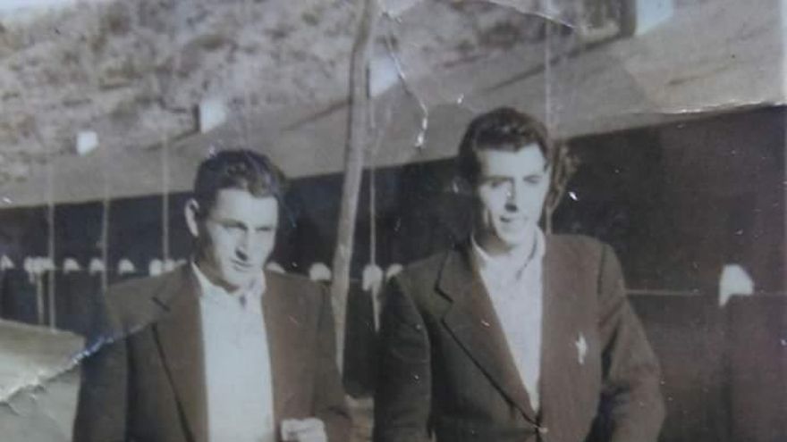 1957. Pepín (Izda) con un amigo paseando días antes del accidente que le dejó paralítico