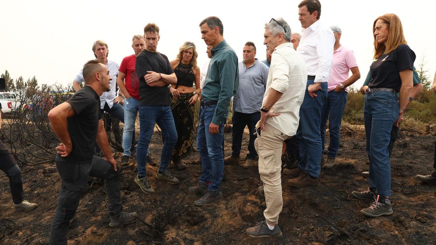 El presidente del Gobierno, Pedro Sánchez y el ministro del Interior, Fernando Grande-Marlaska , durante su visita a las zonas afectadas por los incendios forestales, a 17 de agosto de 2025, en Villablino, León, Castilla y León (España).