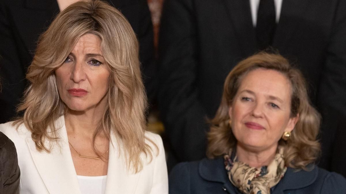 La vicepresidenta segunda y ministra de Trabajo y Economía Social, Yolanda Díaz, y la entonces vicepresidenta primera y ministra de Economía, Comercio y Empresa, Nadia Calviño, durante el acto de homenaje a la Constitución.