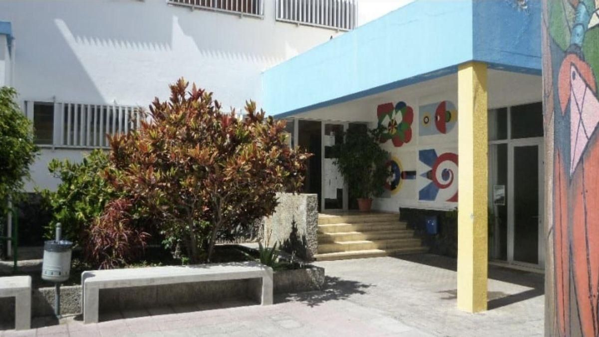 Educación adjudica por 620.000 euros el techado de la cancha del IES Luis Cobiella Cuevas