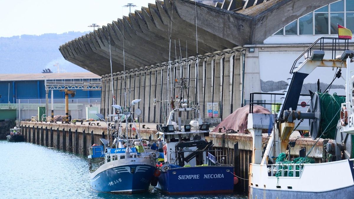 El pesquero 'Siempore Nécora' atracado en Santander tras participar en el rescate del 'Vilaboa Uno'.- Archivo
