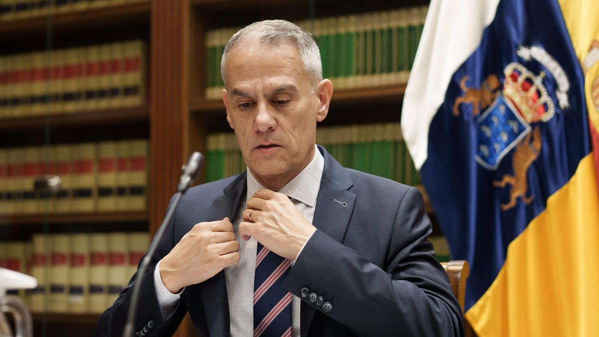 El candidato designado por el Gobierno de Canarias como nuevo administrador general del Ente Público Radio Televisión Canaria (RTVC), César Toledo, comparece en la comisión de control de Radiotelevisión Canaria en el Parlamento de Canarias. EFE/Ramón de la Rocha