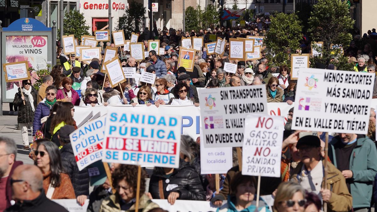 Miles de personas protestan en Valladolid en defensa de la sanidad de Castilla y León: "¡Nos va la vida en ello!"