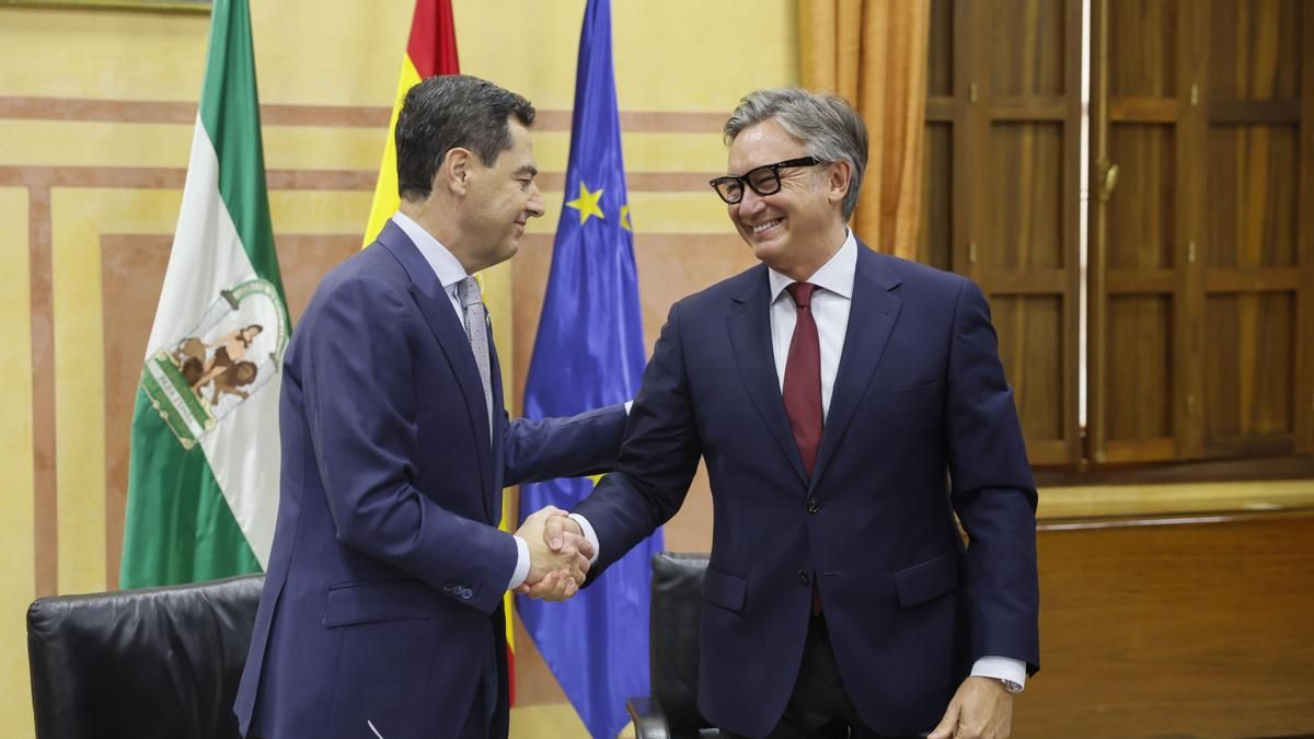 Juanma Moreno y Manuel Gavira durante la firma del "acuerdo de gobierno y estabilidad", este jueves en el parlamento andaluz.