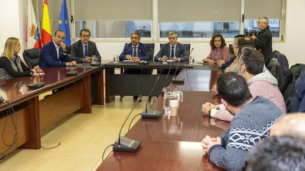 Reunión en el Gobierno de Cantabria con el comité de empresa de Sniace. | MIGUEL LÓPEZ