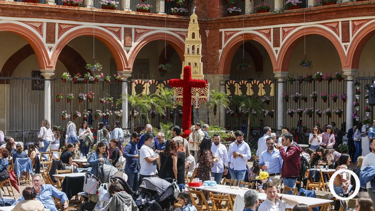 Cruz de mayo de la Hermandad del Huerto en el Compás de San Francisco