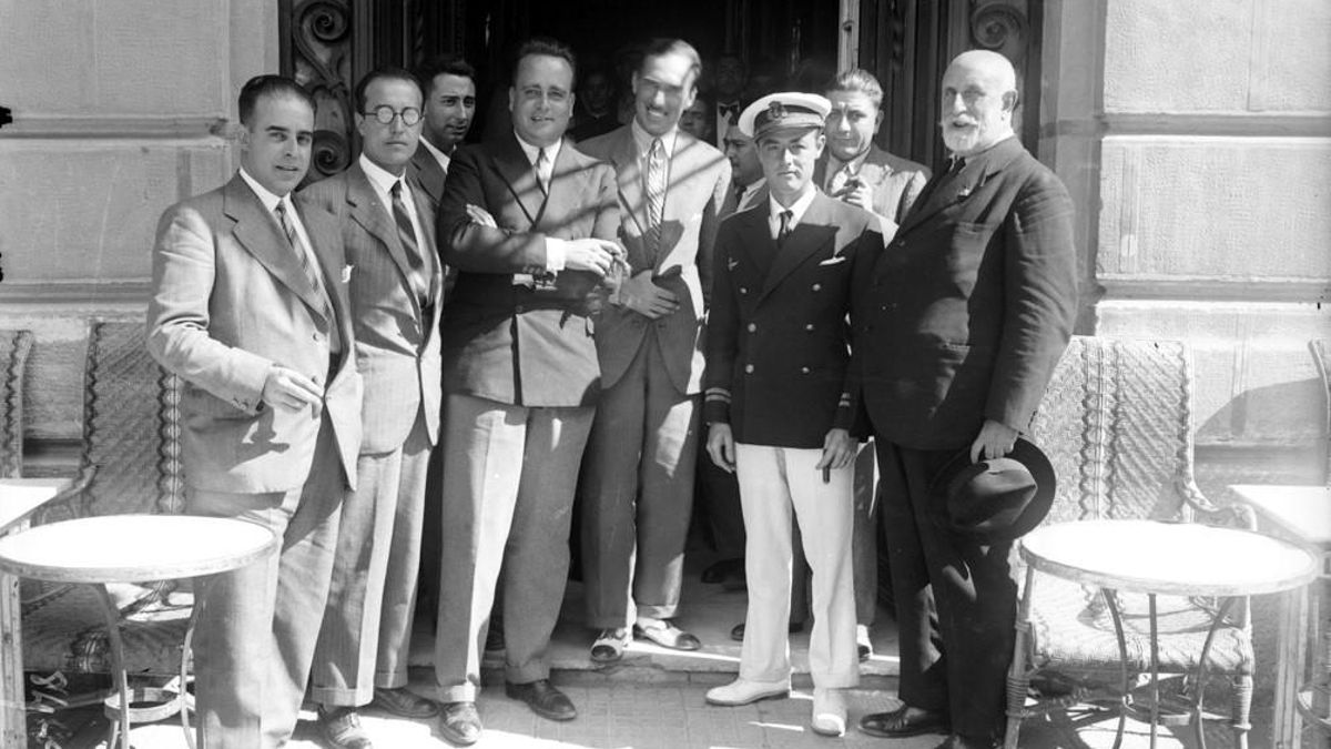 Juan de la Cierva, en una de sus visitas a Albacete, delante del Gran Hotel, con las autoridades locales y militares