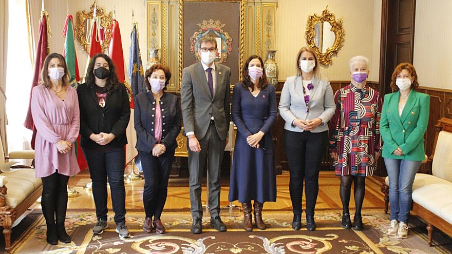 El alcalde, Gorka Urtaran, junto a otros integrantes del Gobierno y de los grupos municipales.