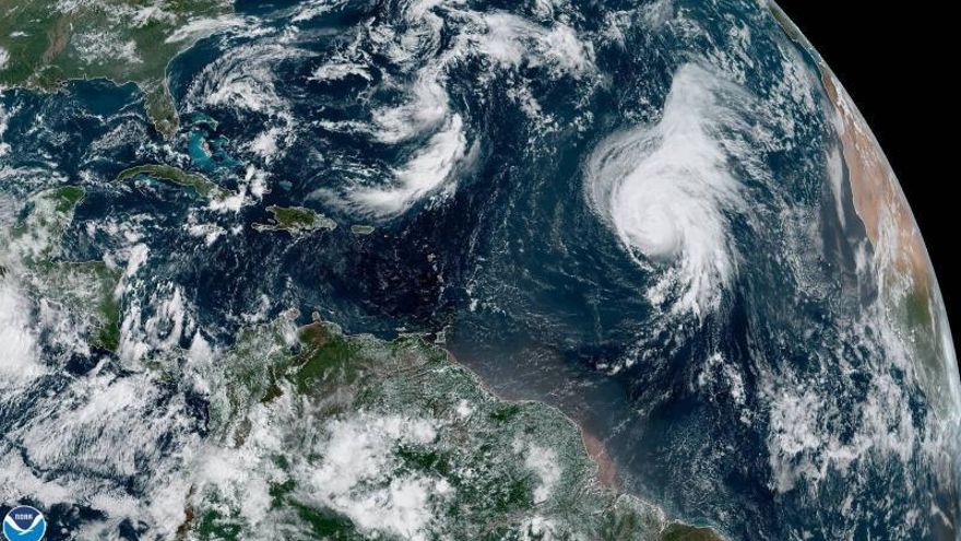 Fotografía tomada a las 10:20 horas locales (14:20 GMT) cedida el pasado viernes por la Administración Nacional Oceánica y Atmosférica (NOAA) por vía del Centro Nacional de Huracanes (NHC) donde se muestra a la tormenta Karen (i c) y el huracán Lorenzo (abajo dcha.).