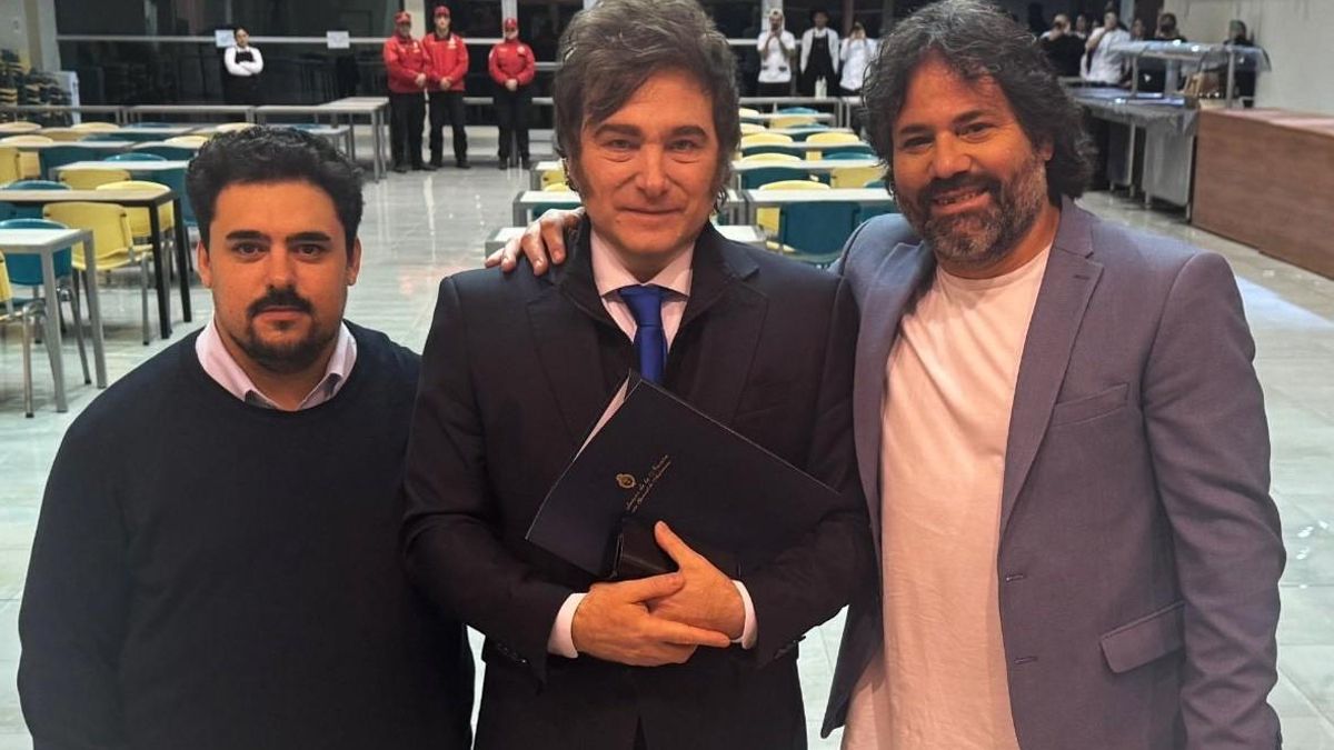 Javier Milei junto a los representantes de Gaucho Estudio, la productora organizadora del evento.