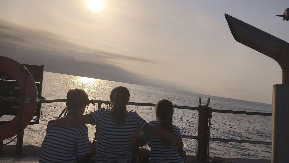 Tania con sus hijos ha podido ver el eclipse a bordo de un barco de pesca de Cantabria.