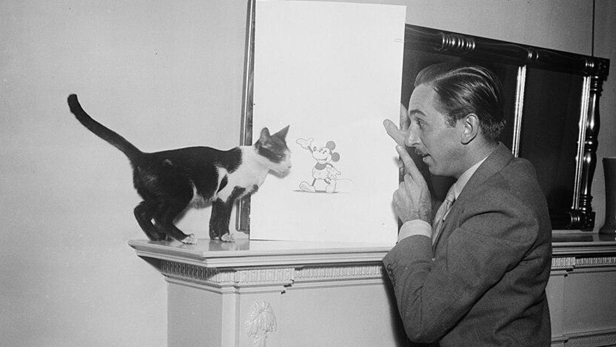 Walt Disney junto a un dibujo de Mickey Mouse en 1931.
