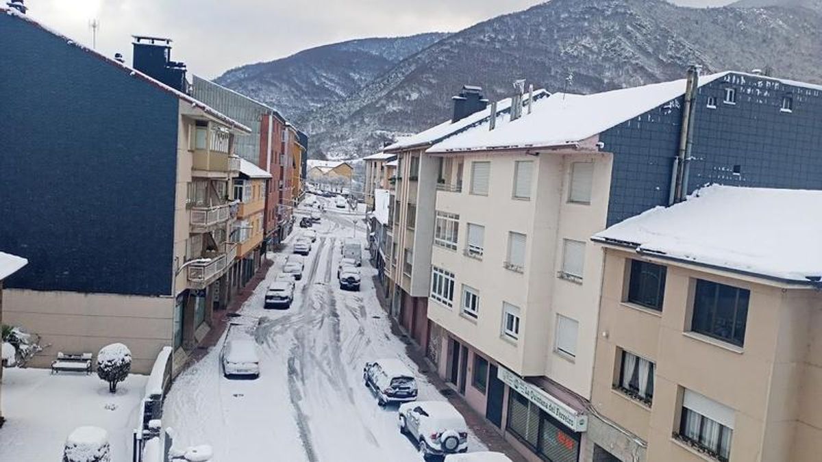 La nieve obliga a usar cadenas en más de treinta tramos de León con tres puertos cerrados