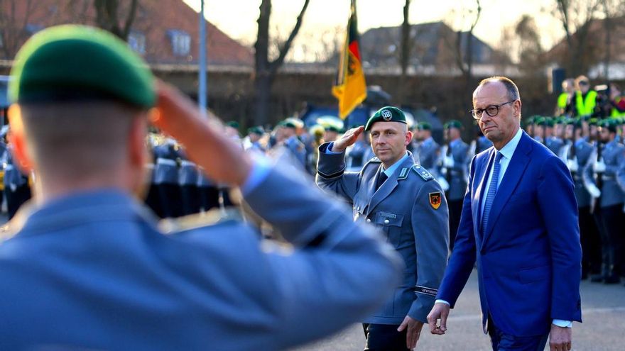 El canciller alemán Friedrich Merz (derecha) pasa revista al Batallón de la Guardia antes del intercambio de la cinta de la bandera, durante la entrega de una nueva cinta de la bandera al Batallón de la Guardia en el cuartel Julius-Leber de Berlín, Alemania, el 23 de marzo de 2026. (Alemania)