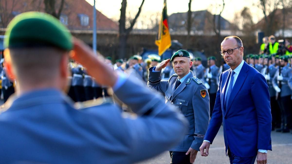 El canciller alemán Friedrich Merz (derecha) pasa revista al Batallón de la Guardia antes del intercambio de la cinta de la bandera, durante la entrega de una nueva cinta de la bandera al Batallón de la Guardia en el cuartel Julius-Leber de Berlín, Alemania, el 23 de marzo de 2026. (Alemania)