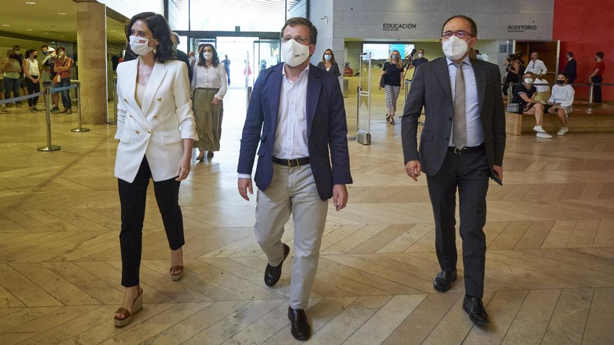 El alcalde de Madrid, José Luis Martínez Almeida, la presidenta de la Comunidad de Madrid, Isabel Díaz Ayuso, y presidente del PP de Madrid, Enrique Ruiz Escudero.