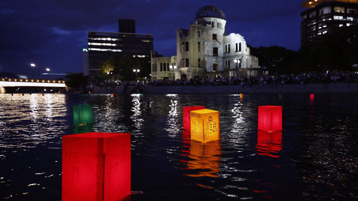 Faroles de papel para recordar a las víctimas del bombardeo atómico flotan en el río Motoyasu.