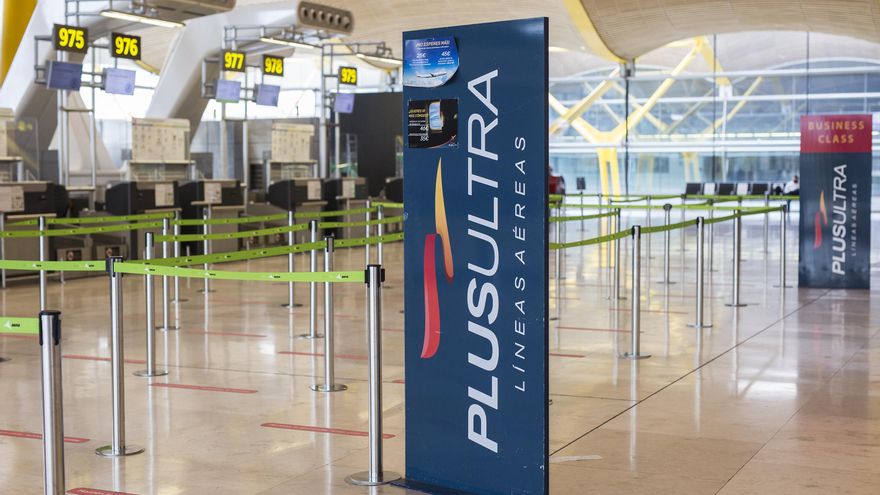 Un panel muestra información sobre vuelos de la aerolínea Plus Ultra, en el aeropuerto de Madrid.