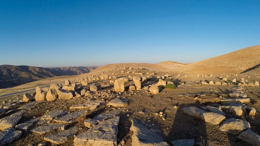 El misterioso conjunto de dólmenes y piedras erguidas que desconcierta a los arqueólogos en Jordania