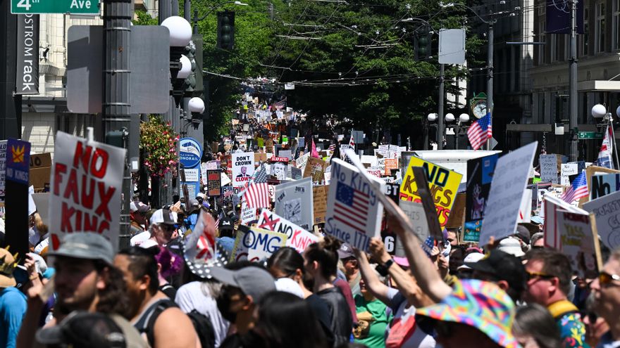Trump se da un baño de ardor guerrero por su cumpleaños en medio de protestas por todo EEUU y la militarización del país