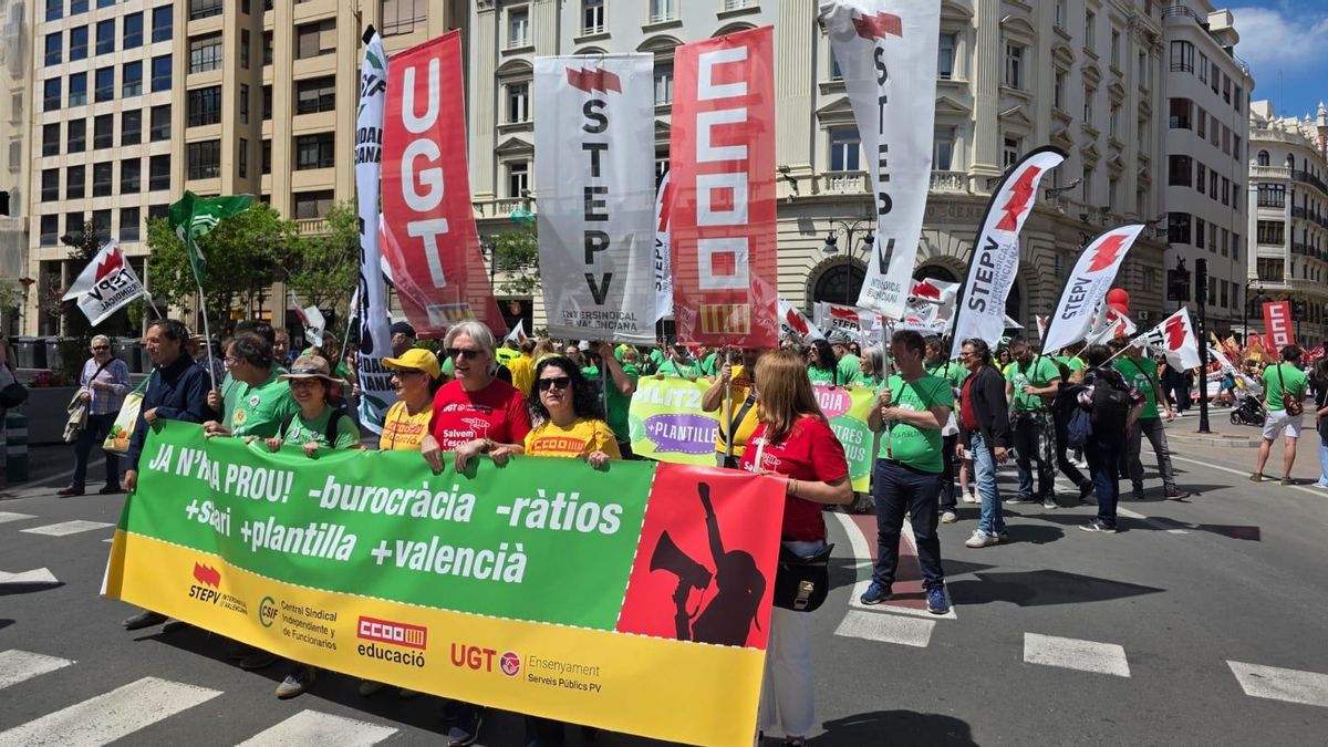 Primera demostración de fuerza de los docentes valencianos: miles de profesores se manifiesta en València contra el Gobierno de Pérez Llorca