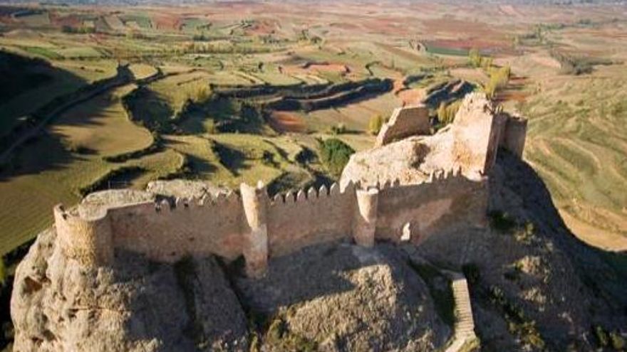 Tres viviendas desalojadas por el riesgo de caída de la grúa del Castillo de Clavijo